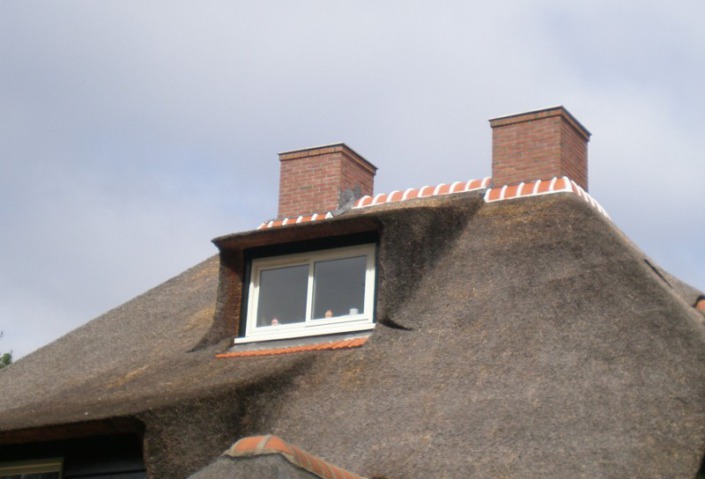 nieuwe schoorstenen rieten dak
