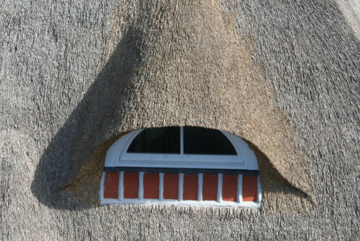 rond dakkapel in rieten dak