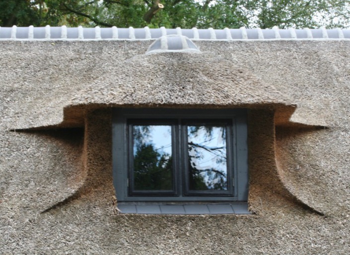 detail dakraam in rieten dak