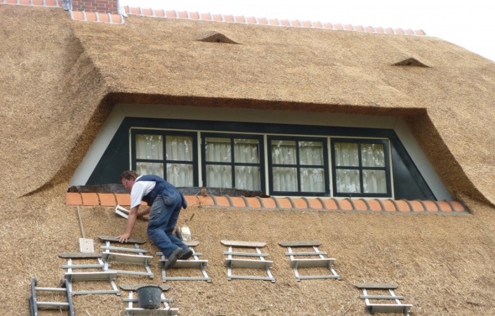 vorsten smeren onder dakkapel rieten dak