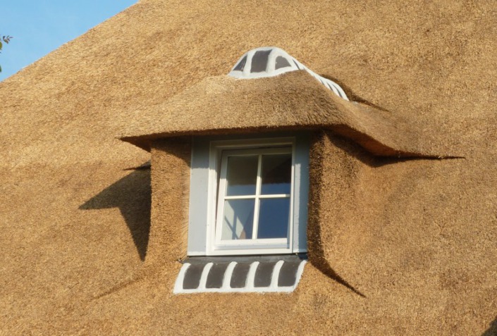 dak kapel in rieten dak met details