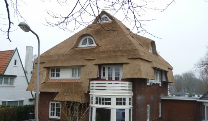 monumentale riet gedekte villa