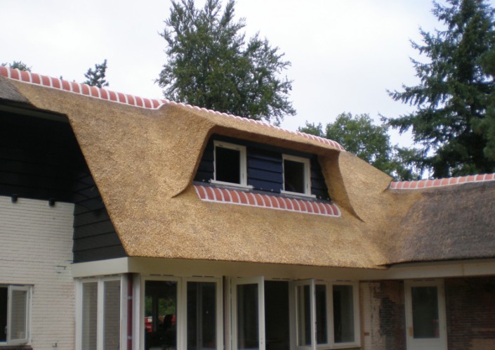 rietgedekte dakkapel met houten afwerking