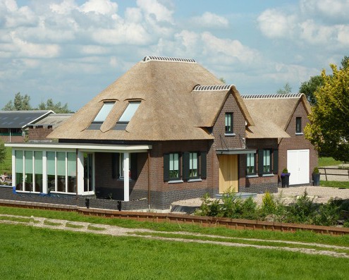 rieten dak met velux dakvensters