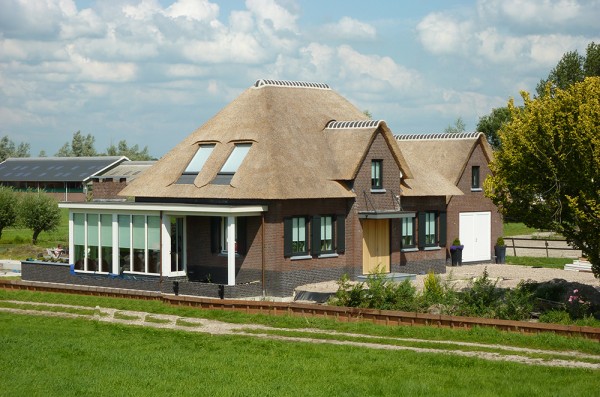 rieten dak met velux dakvensters