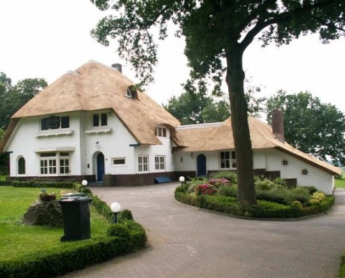 vernieuwd rieten dak op villa