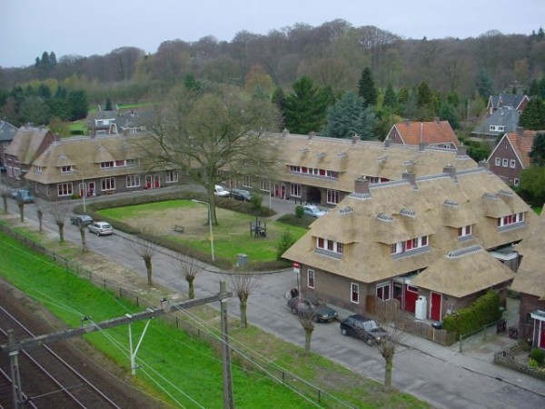 de steeg riet gedekte woningen