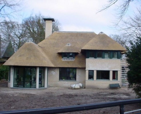 Villa nieuw bouw met rieten dak