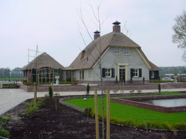 nieuw gebouwde woning boerderijstijl riet gedekt