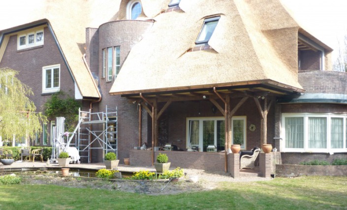 dakvensters in rieten dak verwerkt