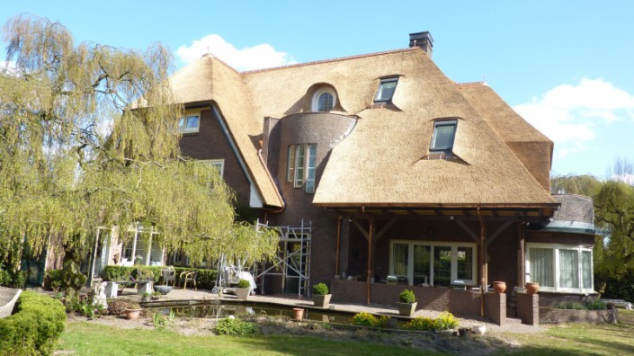 dakvensters in rieten dak verwerkt