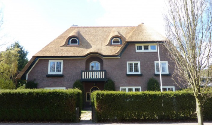 van pannen naar rieten dak met sprenkel installatie