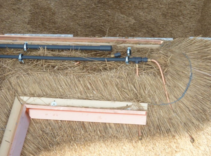 sprenkel installatie in rieten dak