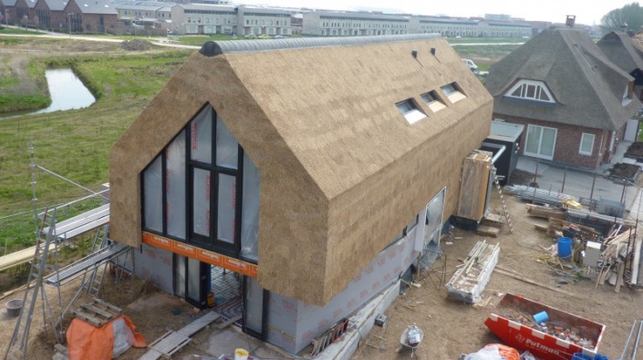 villa met riet bedekte gevel bekleding