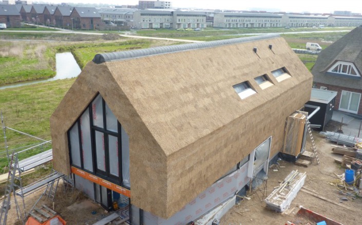 villa met riet bedekte gevel bekleding