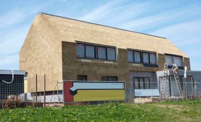 woning met gevel bekleding met riet