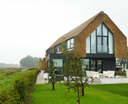 moderne rietbedekte woning