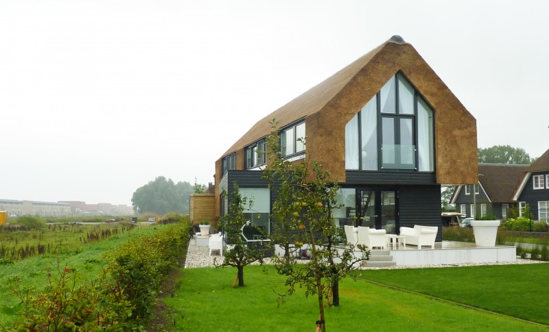 moderne rietbedekte woning
