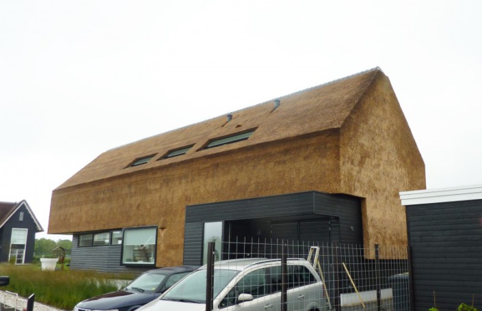 moderne riet bedekte woning