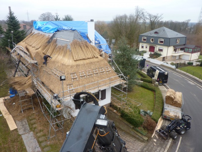 werkzaamheden schroefdak riet bedekte woning