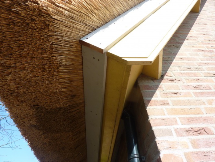 dubbelen overstek plank in rieten dak detail