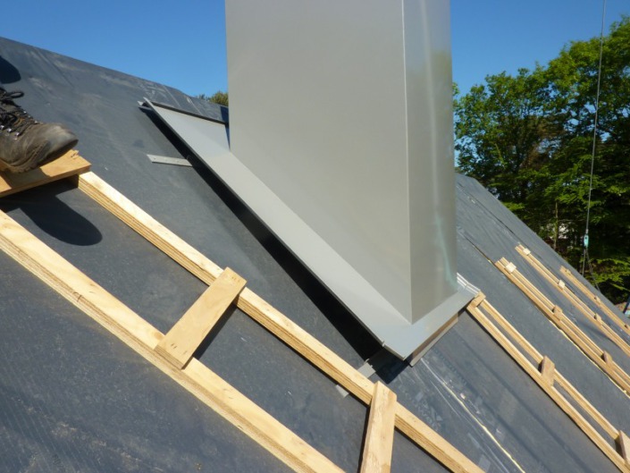 stalen schoorsteen rieten dak