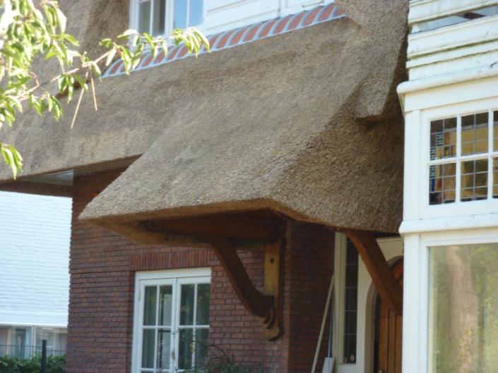 overkapping rieten dak voordeur