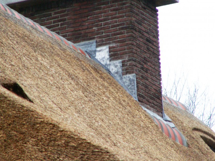 afwerking schoorsteen rieten dak