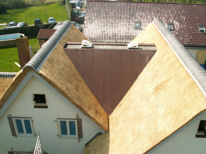 rieten dak met koperen verbinding