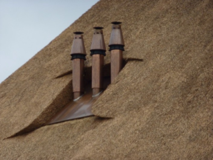 koperen ontluchting in rieten dak