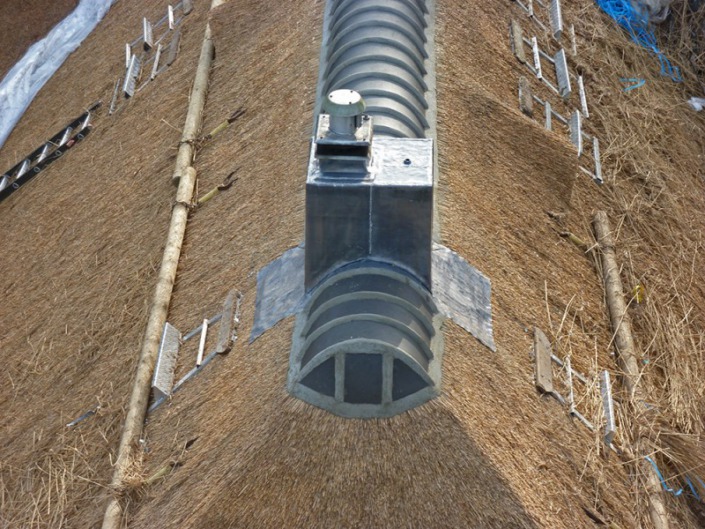 rietendak met schoorsteen van lood