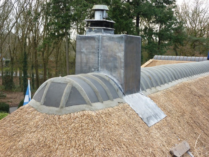 schoorsteen van lood rieten dak