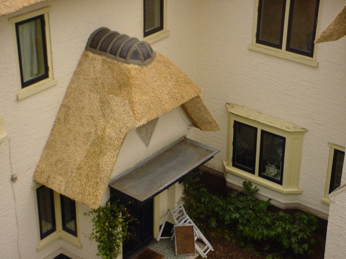 rieten dak uitbouw voordeur