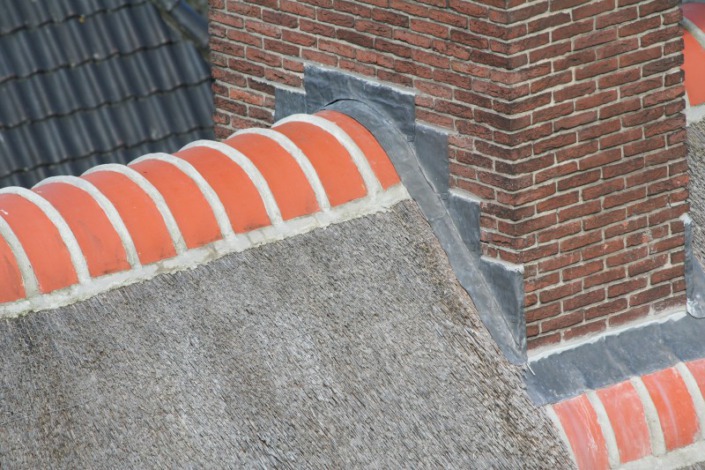 afwerking lood bij schoorsteen rieten dak