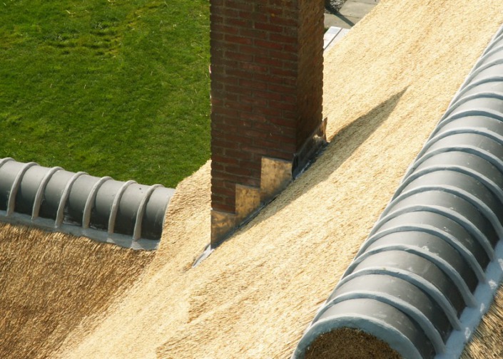 loodafwerking schoorsteen rieten dak
