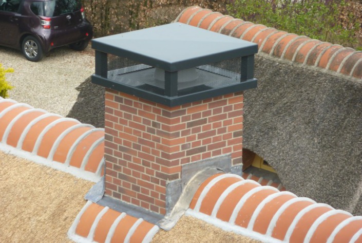 prefab schoorsteen op rieten kap