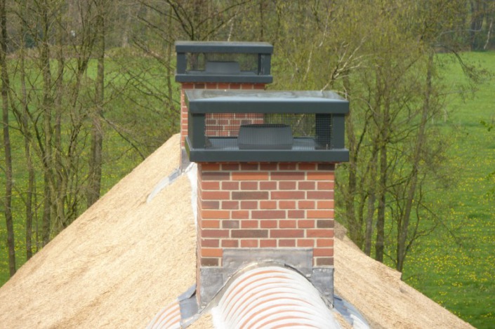 prefab schoorstenen in rieten dak