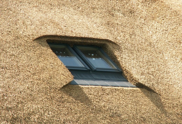 dubbel dak venster in rieten dak