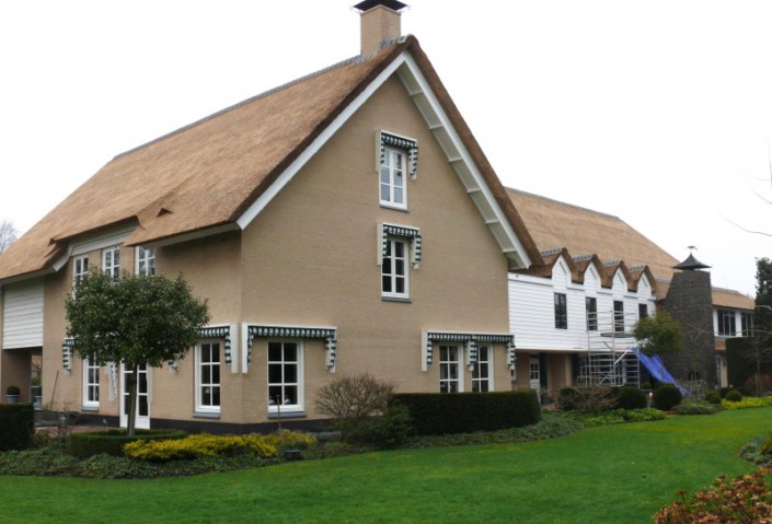 vernieuwd rieten dak