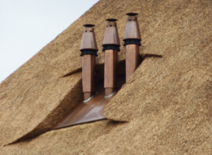 koperen ontluchting in rieten dak