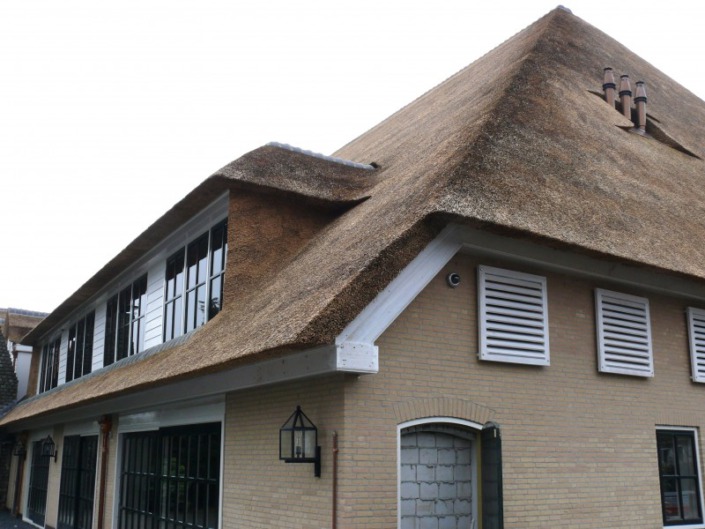 nieuw rieten dak met koperen ontluchting
