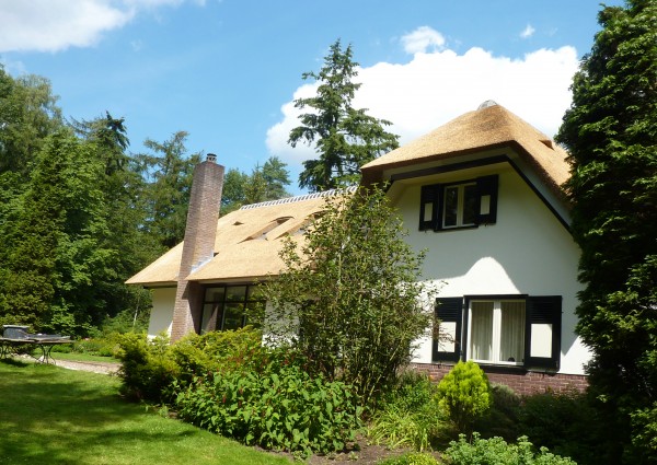 vernieuwde rieten dak woon boerderij