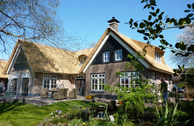 nieuw rieten dak met dakkapel