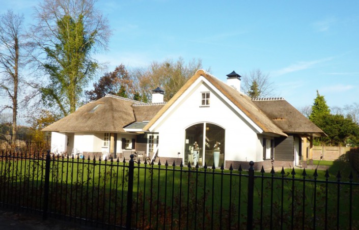 nieuw bouw met rieten dak