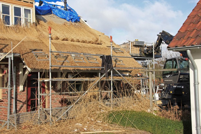 schroef dak van pannen naar riet