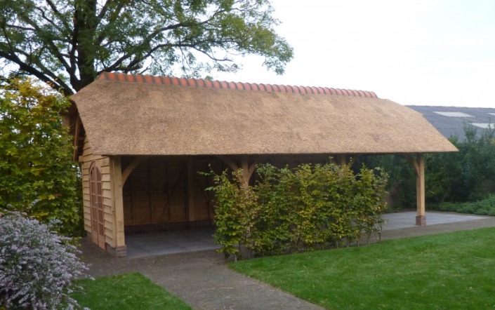 overkapping met rieten dak