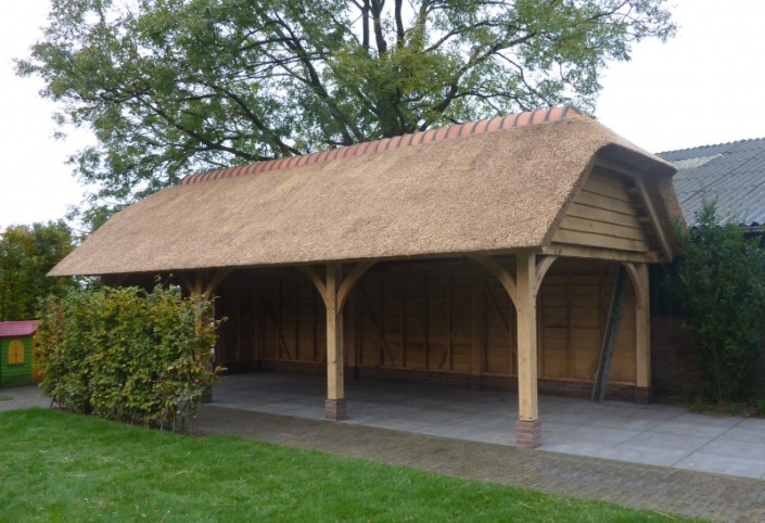 overkapping met rieten dak
