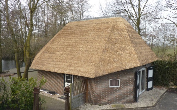 verdrijven en opstoppen rieten dak