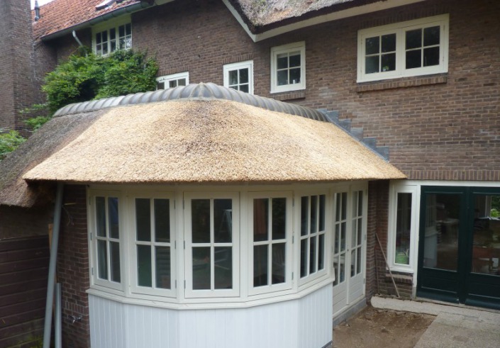 aanbouw rieten dak