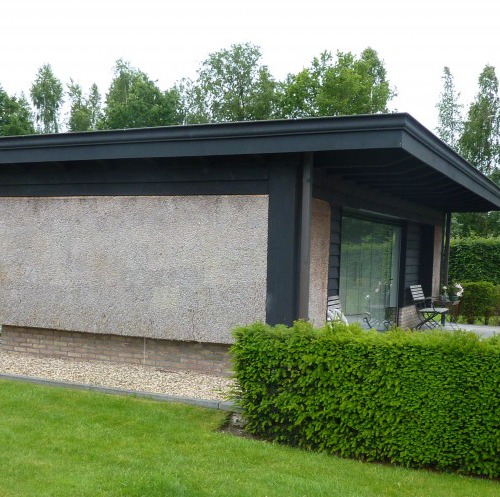 tuinhuis met rieten zijkanten